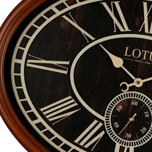 ساعت چوبی لوتوس مدل MILTON از سری ساعت های چوبی دوموتوره است. فریم چوبی شیاردار این محصول باعث شده که نما و جلوه ساعت بیشتر شود. صفحه این ساعت بصورت دو رنگ قهوه ای و کرم است. فریم این ساعت به رنگ گردویی است. اعداد این ساعت به صورت رومی می باشد که با قرار گرفتن روی صفحه قهوه ای، جلوه خوبی به ساعت می دهد.